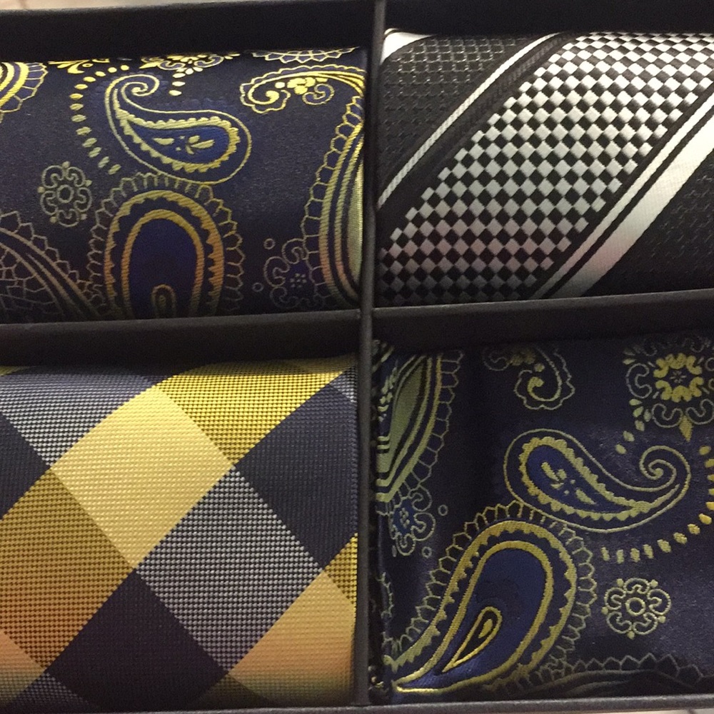 NWT 3 Men’s ties w/ pocket squares